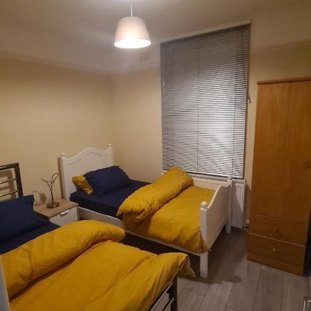 Entire 2 Bedroom Home/Flat In London, Central Line 外观 照片
